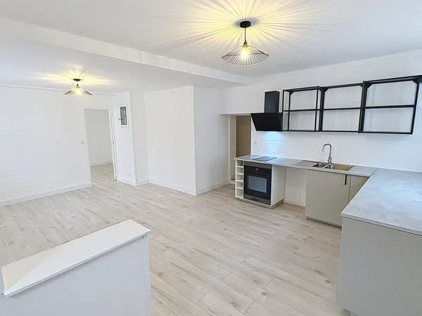 Appartement rénové Rez de Chaussée 1 chambre en face du parc La Guerche