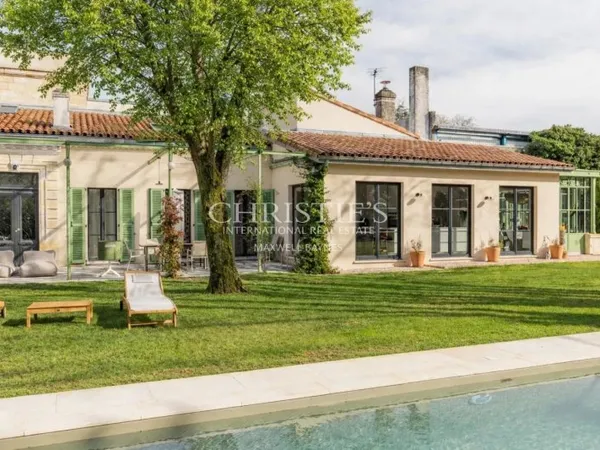 Maison d'architecte rénovée avec jardin et piscine - aux portes