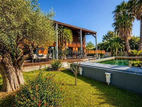 Villa d'architecte contemporaine avec piscine, jardin arboré et vue dégagée. Montpellier sud-ouest