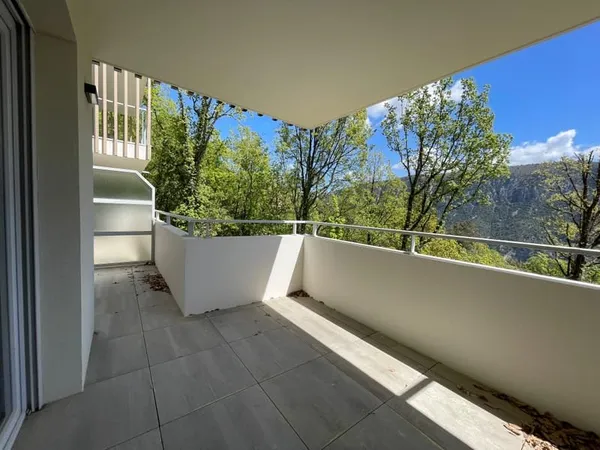 Appartement neuf T2, terrasse, cave et 2 stationnements en sous-sol.