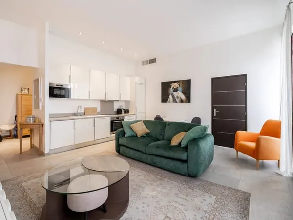 Cannes Centre. Beau 3 pieces dans un immeuble bourgeois