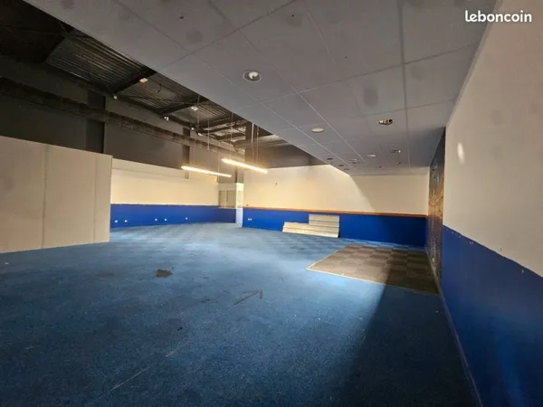 Local commercial 562 m² LA ROCHE SUR YON