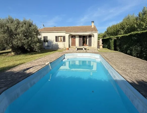 A VENDRE LE CAILAR VILLA DE PLAIN PIED AVEC PISCINE