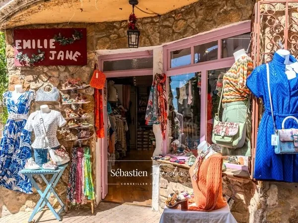️ À CÉDER - Boutique de prêt-à-porter “Emilie Jane” - Emplacement N°1 au coeur du Castellet (83) Rue