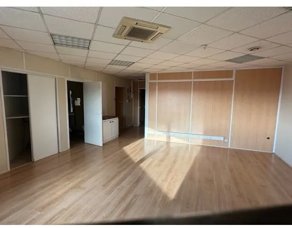 Local commercial - 82m ²