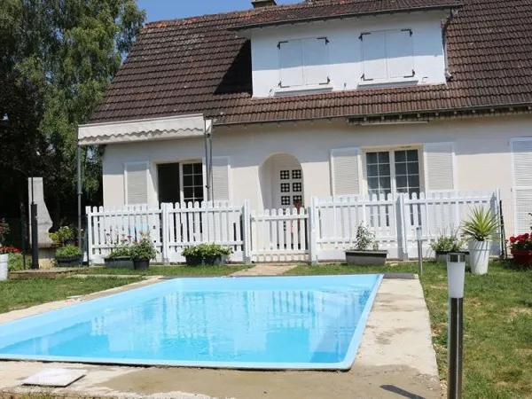 A 7mn de TOUCY, Jolie maison de 130 m2, 5 pièces, piscine chauffée, le tout sur un terrain de 1220 m