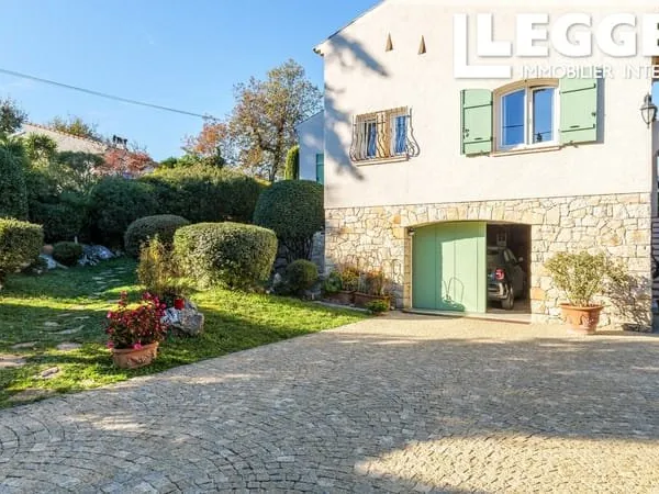 Maison 4 pièces 156m², terrain 2000m². 3 chambres, 1 SdB, 2 SdE, 3 wc's, 1 garage, 4 parkings, 2 cav