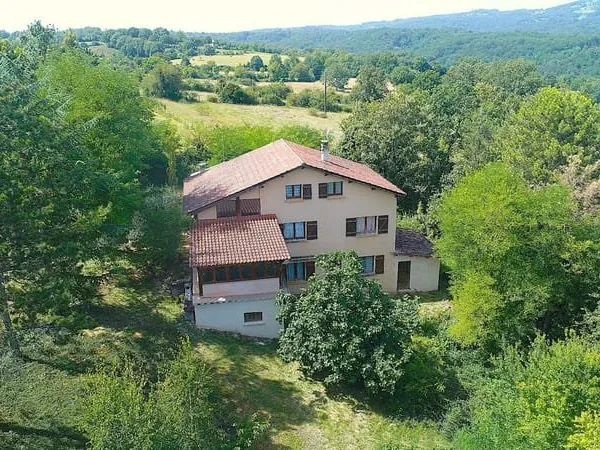 Grande Maison de 278m2 sur 1,5 ha de terrain à 10min de FIGEAC