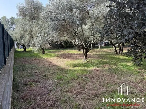 CASTRIES SUPERBE TERRAIN A BATIR 402 M2