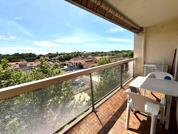 Appartement T2, étage élevé, entièrement rénové, secteur gare.