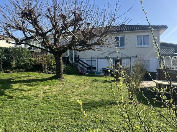 TOUVRE - Maison familiale type 5 de plain-pied semi-enterrée