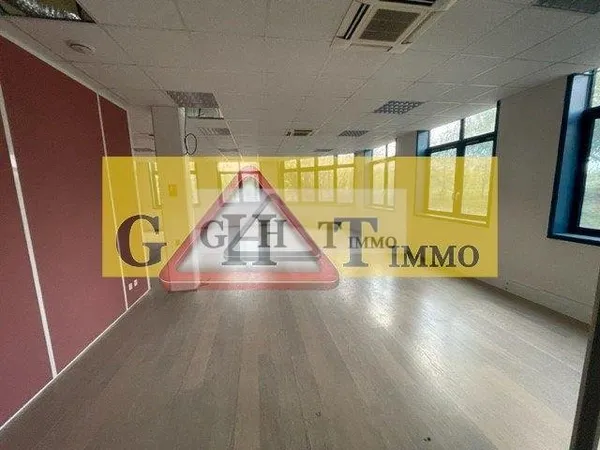 ENTREPOT /BUREAUX DE 1831 M2 A FRESNES