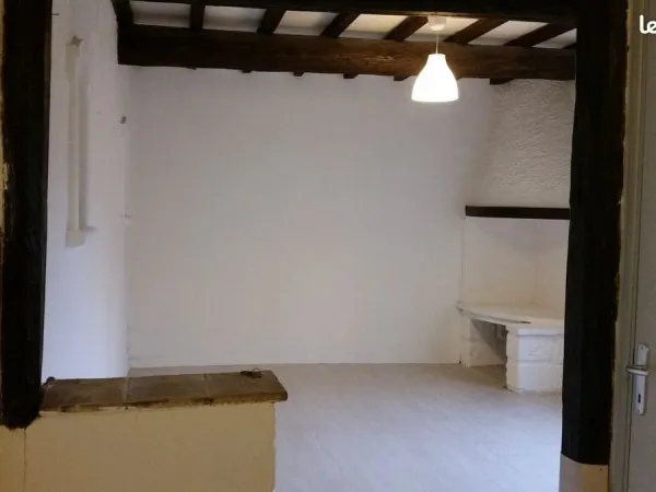 Loue à l'année P2 Aimargues 46 m2 centre ville