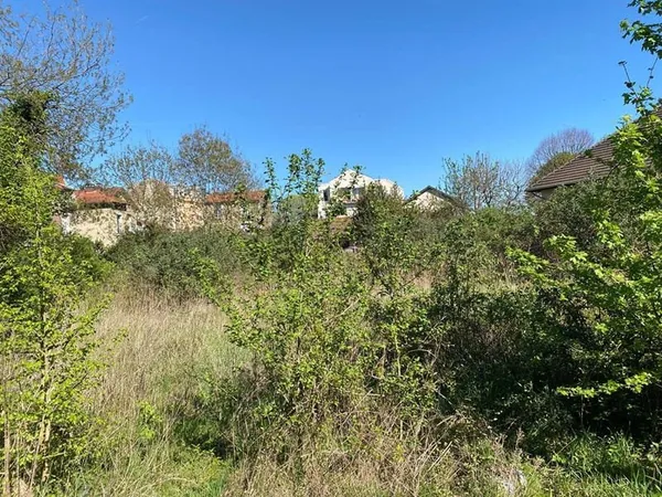 Terrain constructible 852 m²
