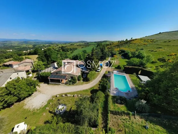 Propriété de charme avec gîte, piscine et dépendances cadr