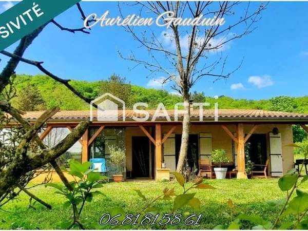 Maison avec grand terrain et véranda