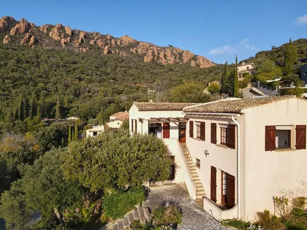 Villa A Fort Potentiel Avec Vue Degagee Sur Les Roches Rouges