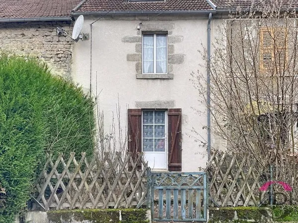 Maison mitoyenne en pierre située à la campagne