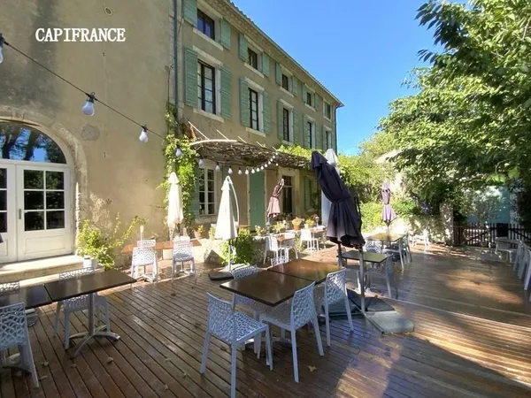Local 13 pièces 561 m²