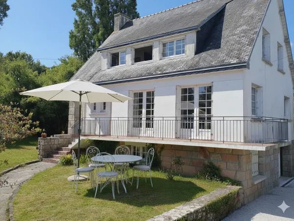 "CROZON LE FRET - Élégante maison traditionnelle avec vue dégagée sur le port"