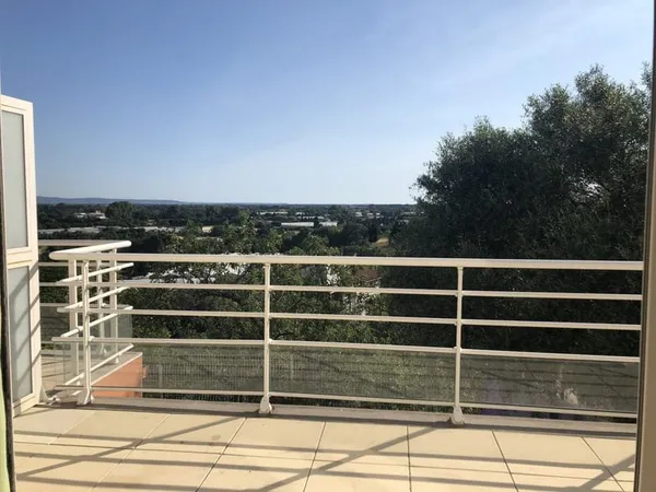 Spacieux F1 avec grande terrasse et parking privatif