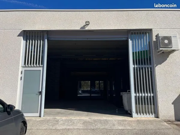 Entrepôt avec bureau à louer