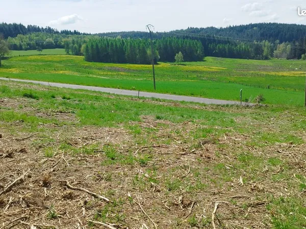Terrain constructible 1299 m2 rare avec vue imprenable, tranquille et proche centre-bourg sur la com