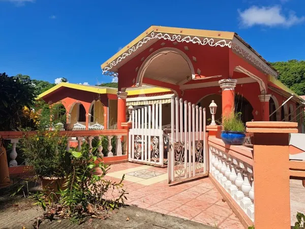 EN EXCLUSIVITE: au ROBERT, maison 15 pièces sur 3 niveaux