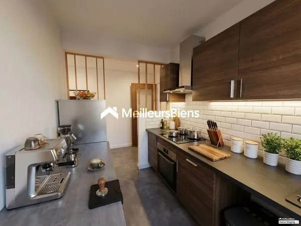 Appartement rénové, T3 Traversant avec balcon et place de parking privative)