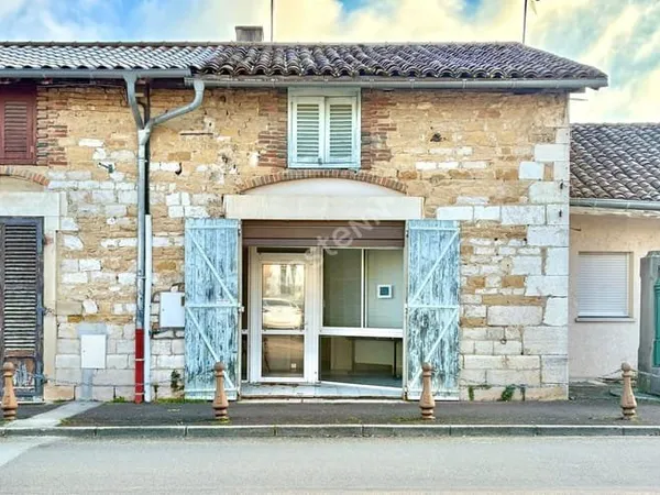 Local commercial ayant pignon sur rue sur l'axe menant à Bourg en Bresse