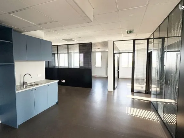 Bureaux professionnels - 265 m² + 171 m² de terrasse - Parc d'activités tertiaire