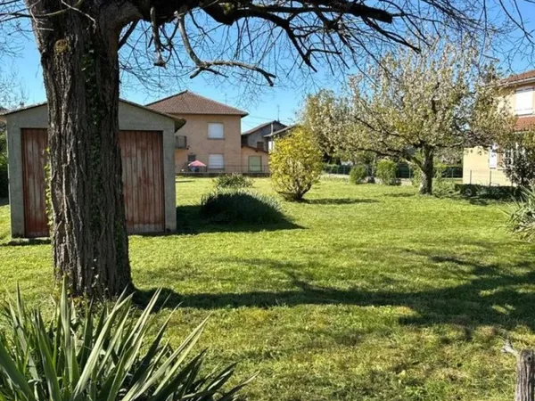 Terrain de 796 m2 à Bourg-en-Bresse