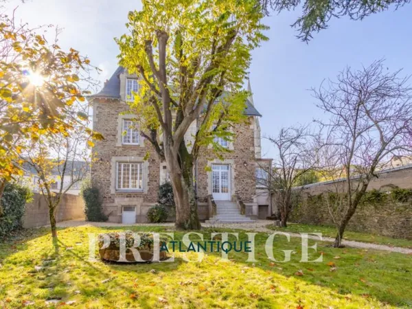CARQUEFOU BOURG - MAISON DE MAÎTRE - 293M2 HABITABLES - TERRAIN