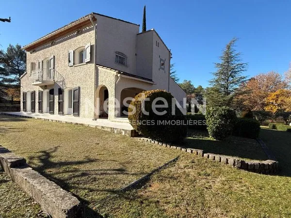 Demeure d'exception de 224 m2 avec 4 chambres et son garage à Trets