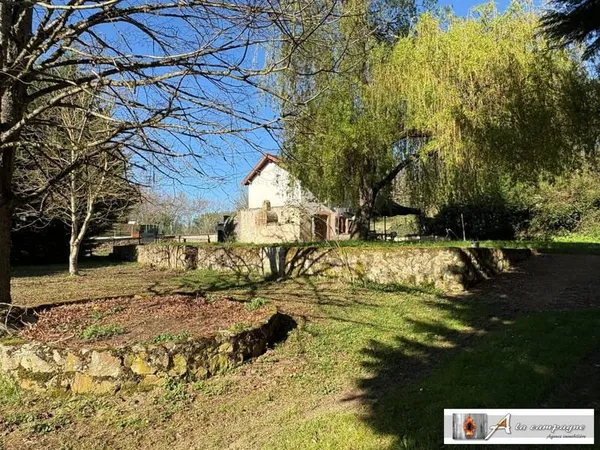Petite maison dans un joli cadre de verdure