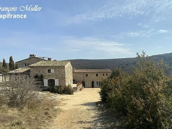 Local 21 pièces 552 m²