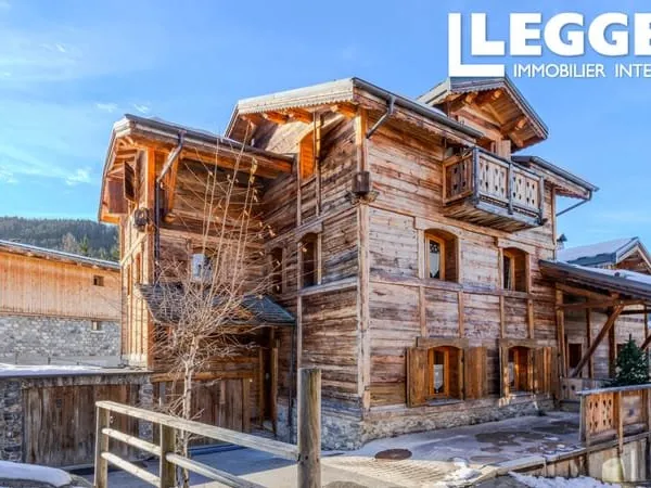 Magnifique chalet, aménagé en 3 spacieux appartements, idéal pour un usage personnel ou locatif a Co