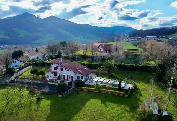 Maison de Maître avec piscine et parc arboré