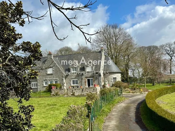 Propriété de 223 m2 sur un terrain clos avec dépendances.