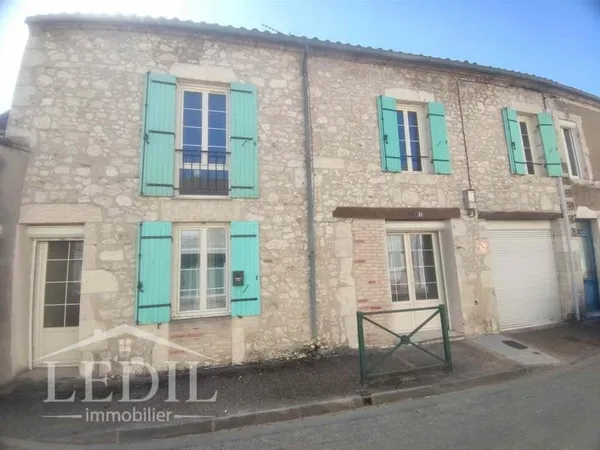 Maison de village spacieuse avec garage et cour à pied des commodités