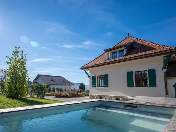 Villa entièrement rénovée avec piscine au chef-lieu d'Annecy-le-Vieux