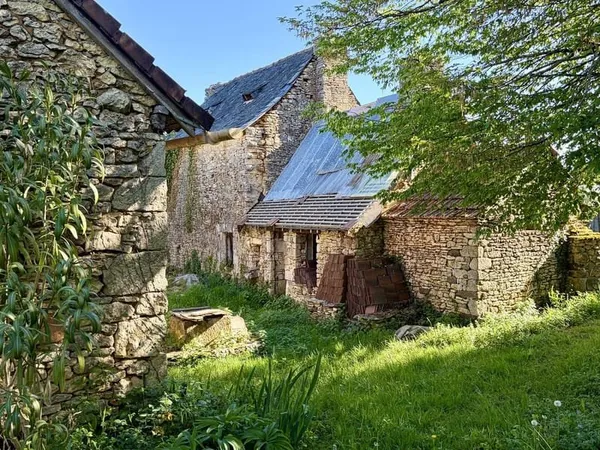 Fermette à rénover sur les hauteurs du charmant village de La Cassagne en Périgord Noir. Jardin de 2