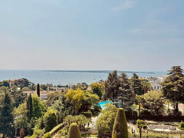 Appartement 8 pièces 220 m²