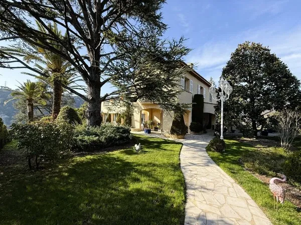 Maison de 476m2 avec piscine et terrain paysagé de 2000m2