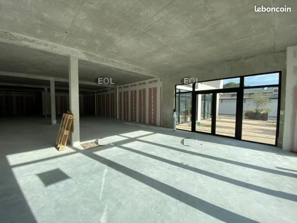 Local commercial 322 m²
