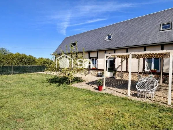 Longère 157m², 5 chambres, terrain de 2595m² avec installations pour activité animalière.