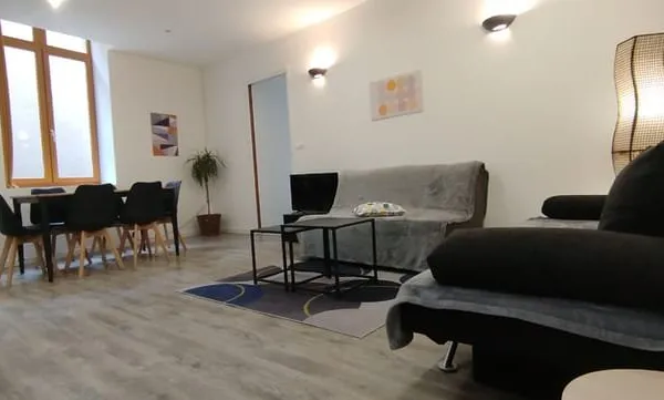 Appartement T2 rénové avec goût , terrasse plein Sud , 1 cha