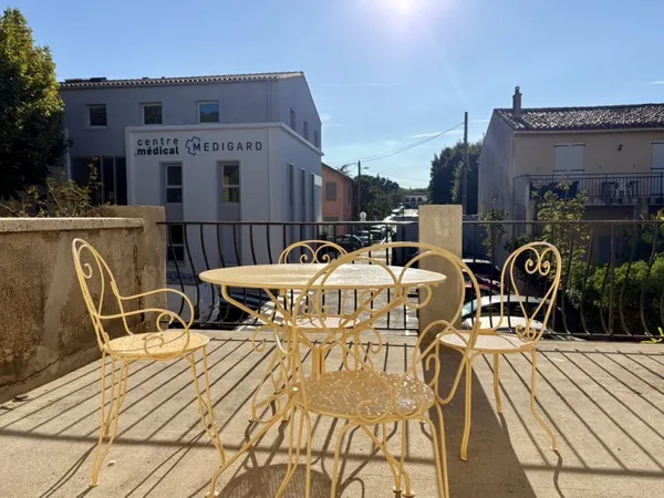 Loue T1bis d'architecte avec terrasse dans maison de maître