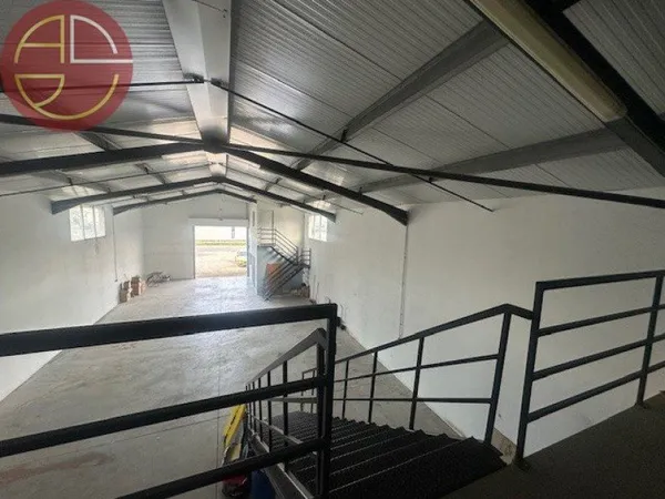 Entrepôt 476 m²