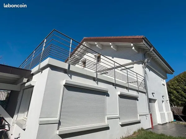 Annecy-le-Vieux proche lac spacieuse maison de ville 265 m2 sur terrain clos 506 m2